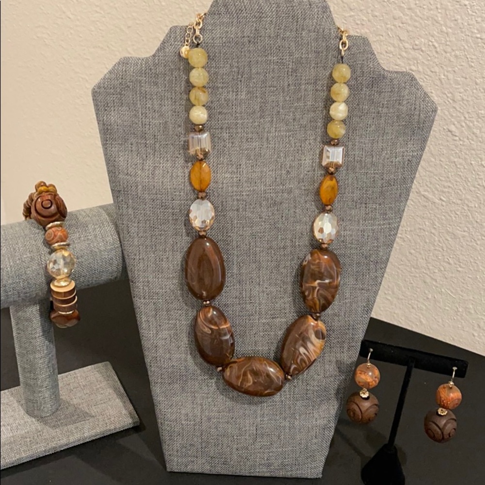 Necklace earrings & bracelet